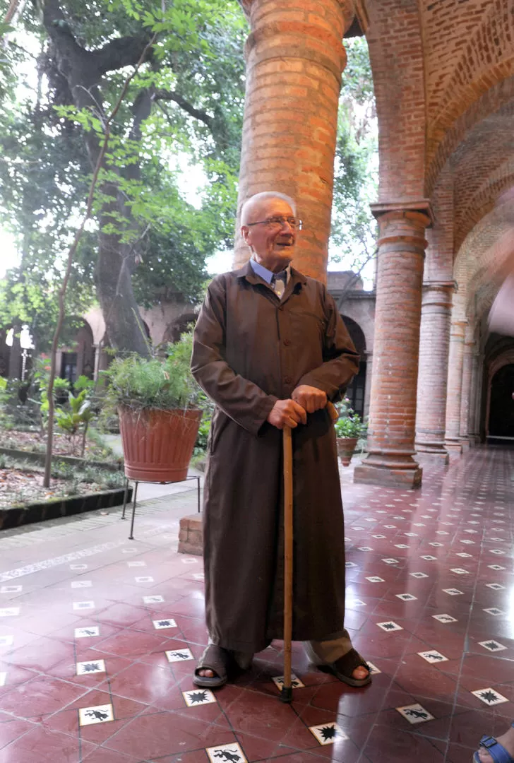 SE LO PEDÍ A SAN JOSÉ. Fray José Paz, de 87 años, confesó que había rogado por un Papa al que podamos querer mucho. LA GACETA / FOTOS DE ENRIQUE GALINDEZ