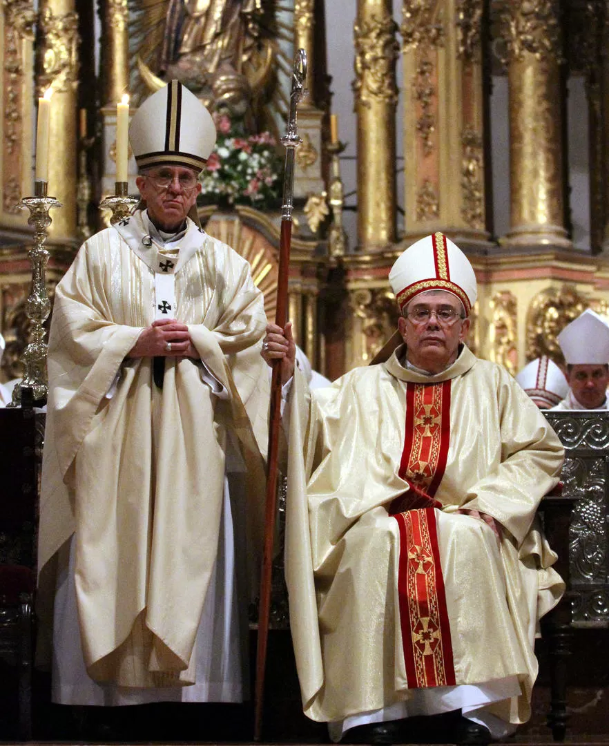 MISA CONCELEBRADA. En 2011, Bergoglio y Zecca, en la Catedral metropolitana. 
 DYN 
