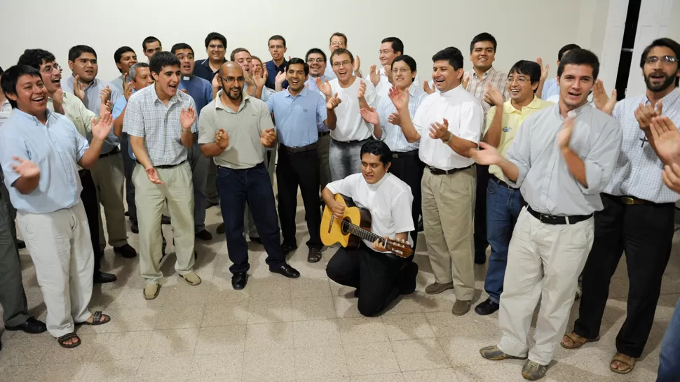 PURA ALEGRÍA. Los seminaristas celebraron con cantos el anuncio. LA GACETA FOTO DE JUAN PABLO SANCHEZ NOLI.