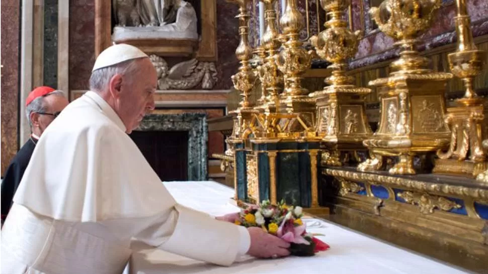 OFRENDA. El nuevo Papa dejó flores en el altar de Santa María la Mayor. EFE
