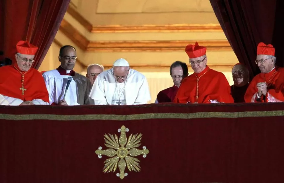 PRIMERA APARICIÓN. El Papa Francisco pide la bendición en el Vaticano. 