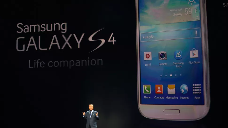 PRESENTACIÓN. Shin mostró y explicó el nuevo teléfono de Samsung. REUTERS.