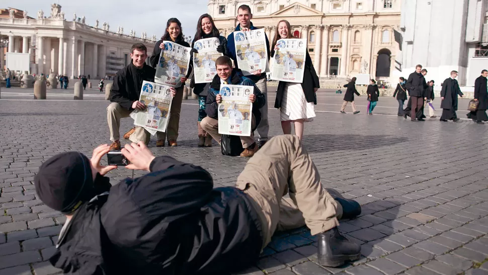 EMOCIONADOS. Un grupo de jóvenes celebra en Italia la elección de Francisco.