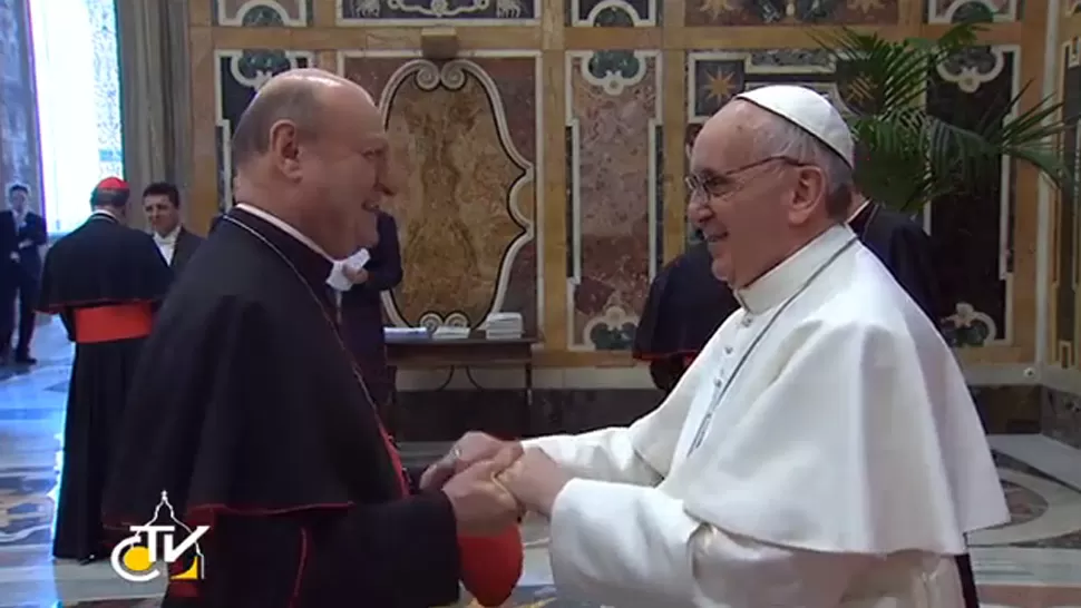 CARISMATICO. Francisco saludó a todos los cardenales después de la reunión. CAPTURA DE PANTALLA
