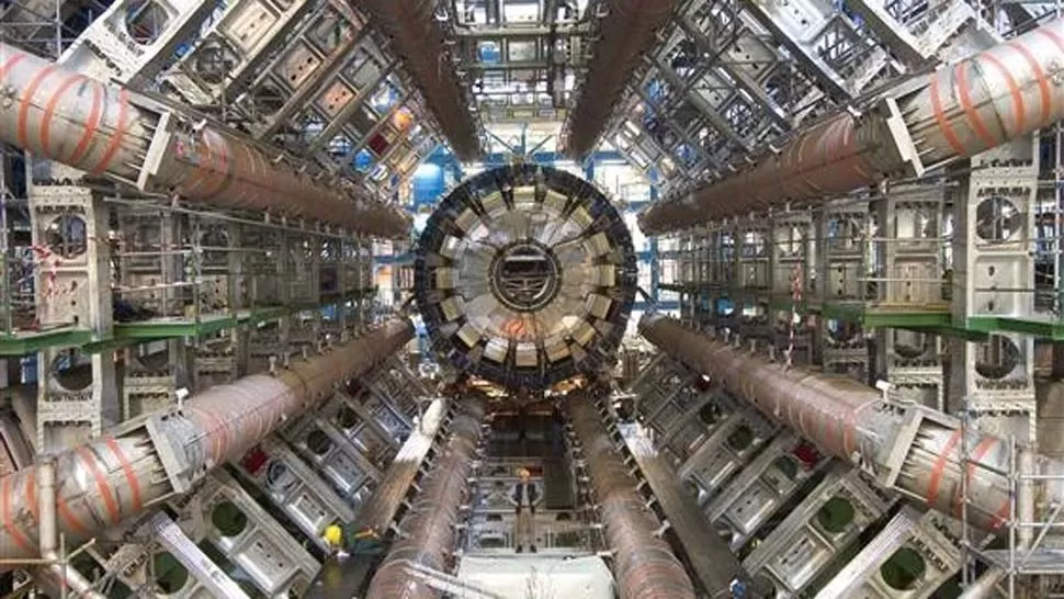 BAJO LA MONTAÑA. El centro de investigación que contiene el gran acelerador de hadrones se encuentra en Ginebra. EFE