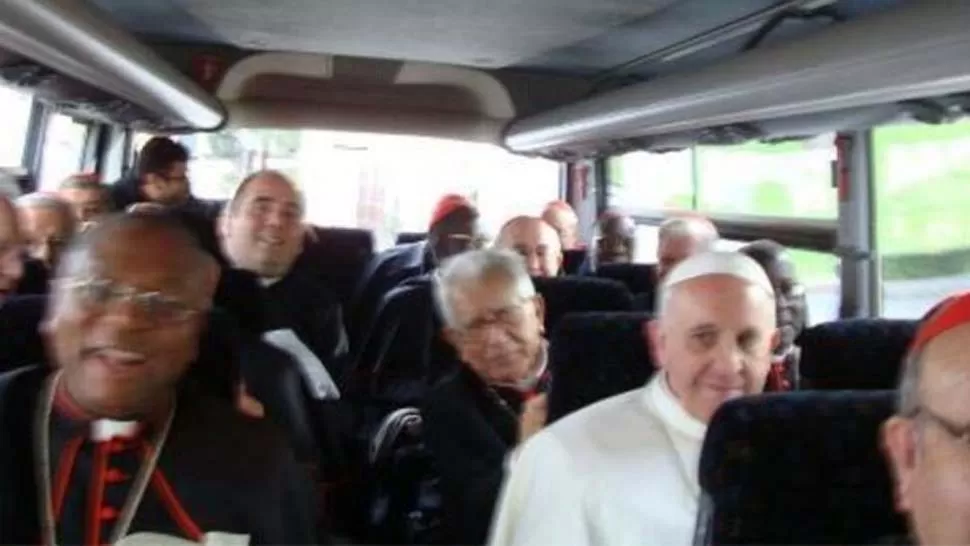 PRIMERO ENTRE LOS PARES. La sotana blanca del Papa se destaca entre las vstimentas negras de los cardenales. FOTOS TOMADAS DE REDES SOCIALES