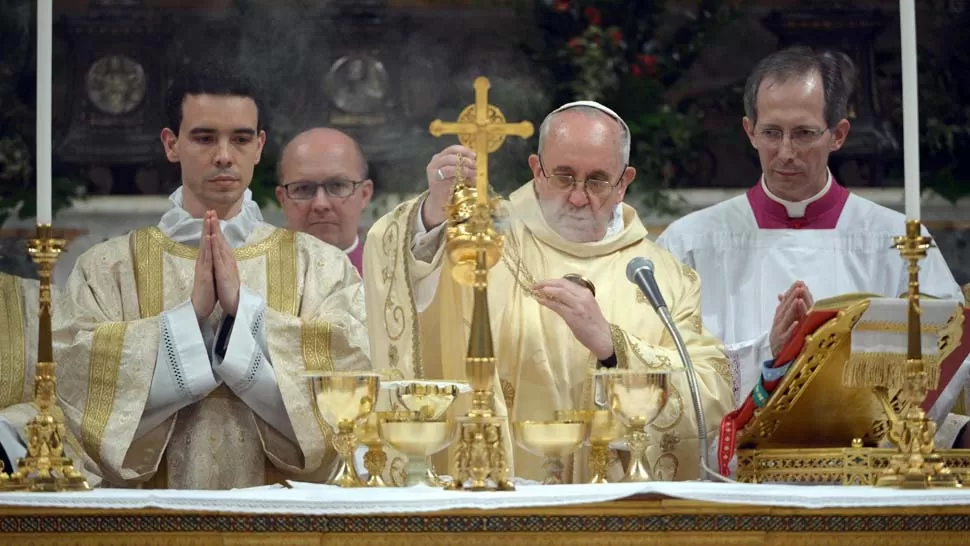 INICIO. Bergoglio, en su primera misa como Papa Francisco. EFE