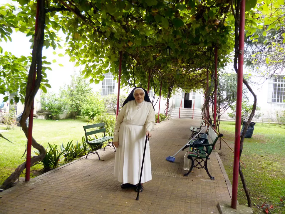 TERTULIANA DEL PAPA. La hermana María Lucía Fassono en el patio de la casa que el argentino, antes de ser Papa, había elegido para vivir una vez jubilado. LA GACETA / FOTOS DE MAGENA VALENTIE (ENVIADA ESPECIAL)