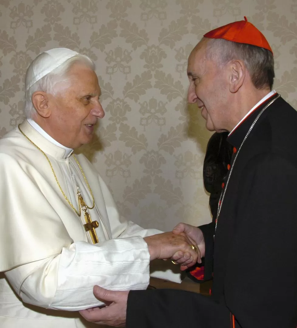 DOS ESTILOS.  Benedicto XVI, el perfil del intelectual; y el flamante Papa, Francisco, un religioso con carisma. 