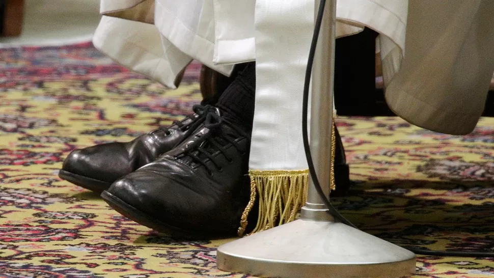 AUSTERIDAD. A diferencias de Papas anteriores, Francisco elije usar zapatos comunes. REUTERS