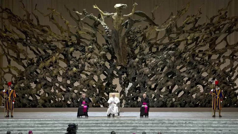 CUARTO DIA DE PONTIFICADO. El Papa, en un salón del Vaticano. EFE