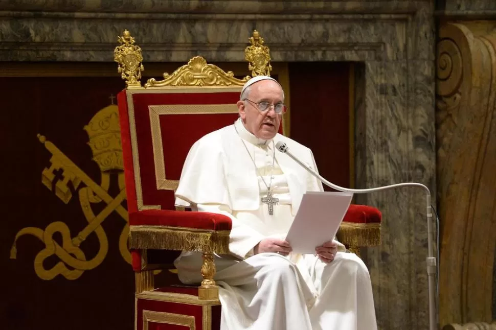 PASTOR. Bergoglio pide a los purpurados ancianos que donen sabiduría a los jóvenes.  EFE / OSSERVATORE ROMANO