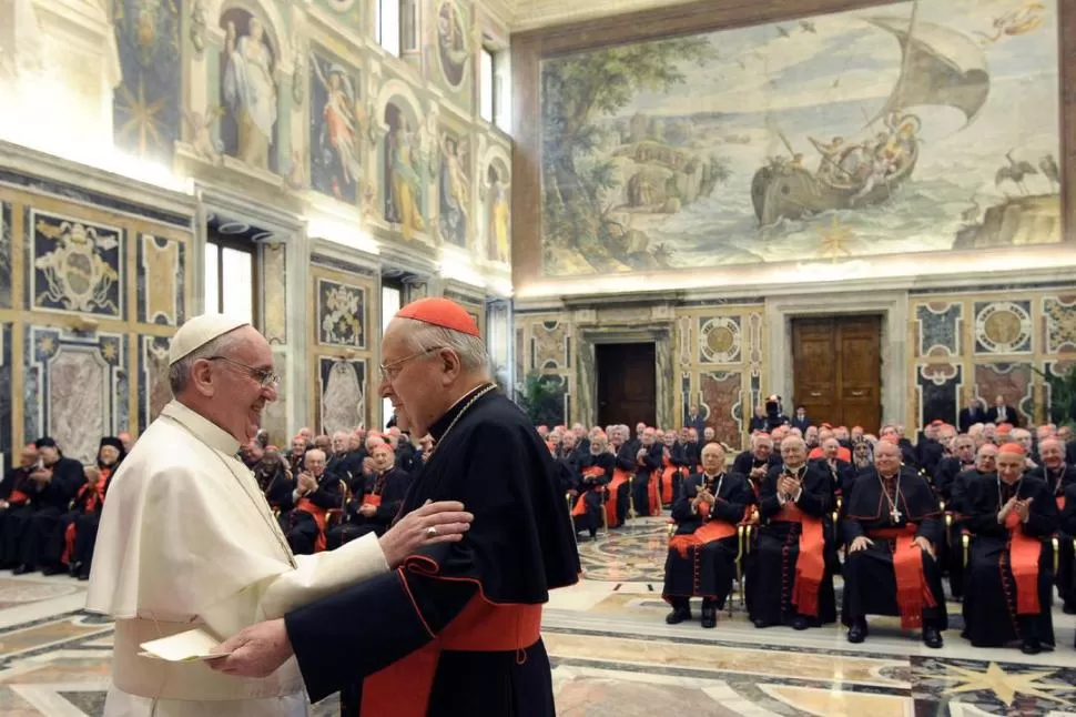 TERCER DIA. El Papa Francisco se reunió con los purpurados en la sala Clementina del Palacio Apostólico de El Vaticano. En la foto, se saluda con Angelo Sodano. EFE / OSSERVATORE ROMANO