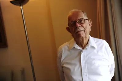 León Feler: el que no vive para los demás, tampoco vive para sí mismo