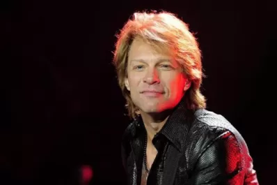 El chico lindo de los 80 no está nada muerto