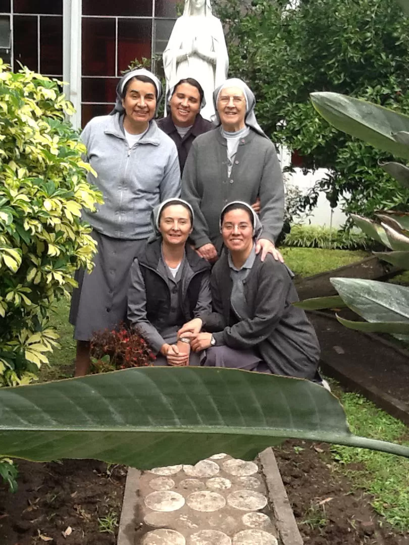 EN EL JARDIN. María Marta, Rita, Gabriela, Susana y Patricia (que llegó para la foto) LA GACETA / FOTO DE NORA LIA JABIF