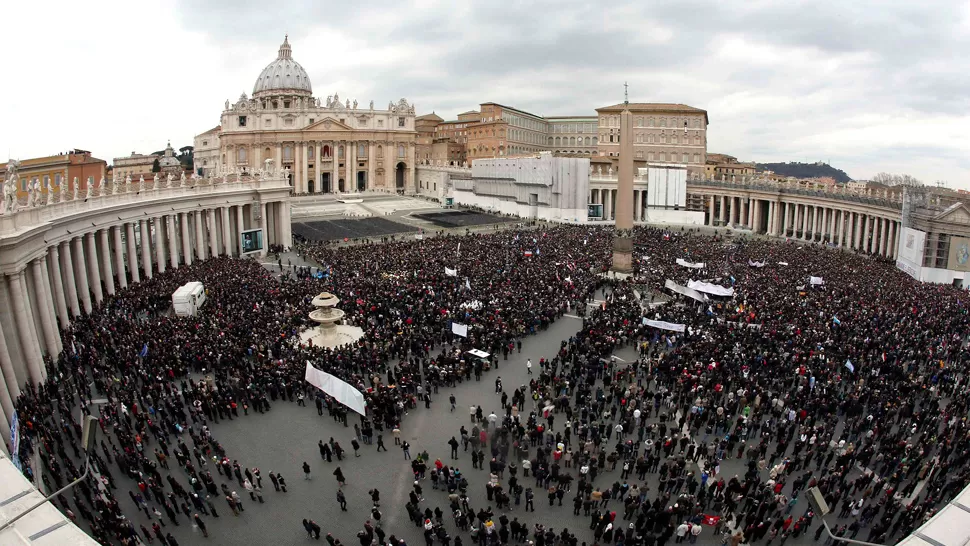 MOVILIZADOS. Una hora antes de que comenzara el Angelus, la plaza de San Pedro estaba colmada de fieles. REUTERS