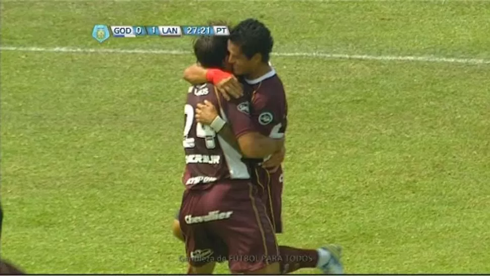EN LA PUNTA. Izquierdoz y Ayala se abrazan luego del gol. FOTO DE FUTBOLPARATODOS.COM.AR