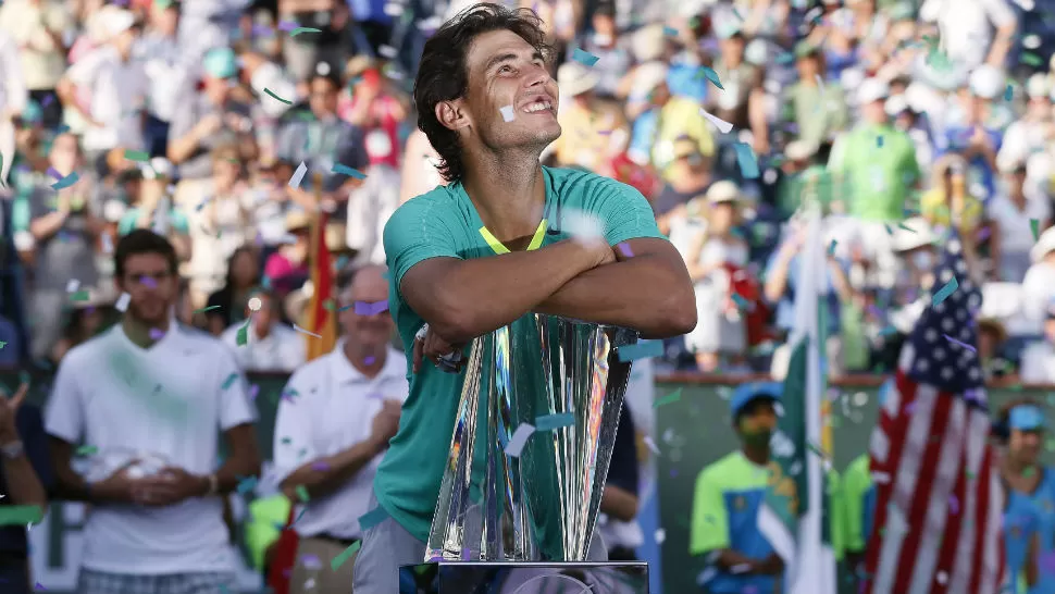 FELIZ. Rafa Nadal sonríe con su trofeo. Atrás mira Del Potro, quien felicitó al español en la premiación. REUTERS
