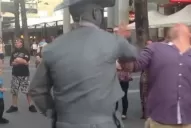 Una estatua humana pierde la paciencia y golpea a una persona del público