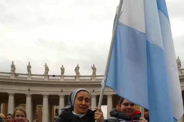 Francisco trasladó el calor argentino a los compatriotas que están en Roma