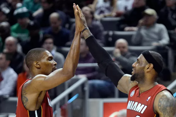 LeBron James y Dwyane Wade estiran la racha de los Heat