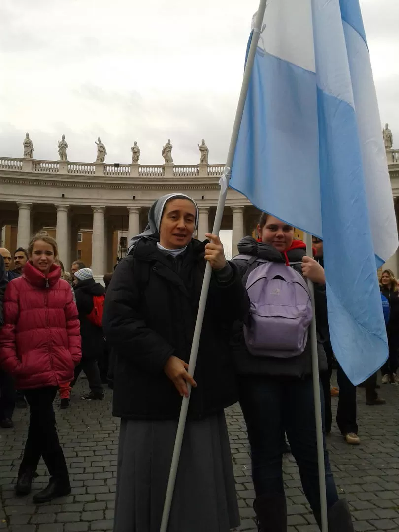 EN GRUPO. Los argentinos que transitan Roma suelen reunirse cada vez que ven una bandera, como la que muesta  la religiosa Arruf. LA GACETA / FOTOS DE JOSé NAZARO (ENVIADO ESPECIAL)