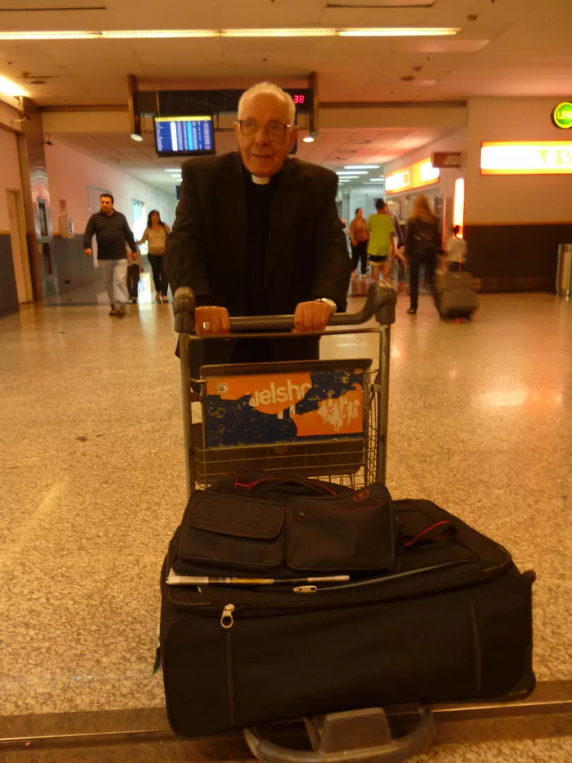 EN AEROPARQUE. Villalba llega con sus maletas a Buenos Aires. Luego viajó a Italia. LA GACETA / FOTO DE MAGENA VALENTIE (ENVIADA ESPECIAL)