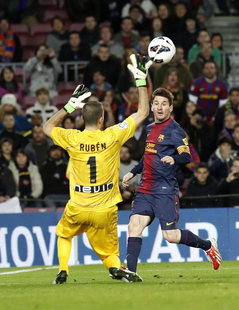 OTRA JOYITA. Messi picó sutilmente el balón y marca su segundo gol. 