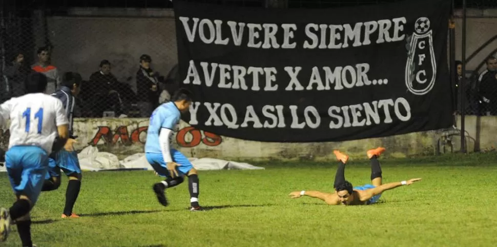 LA ZAMBULLIDA DE LA ALEGRÍA. Santiago Alonso del Conte se arroja al piso para celebrar el gol que marcó y con el que Deportivo Aguilares cerró el marcador. 