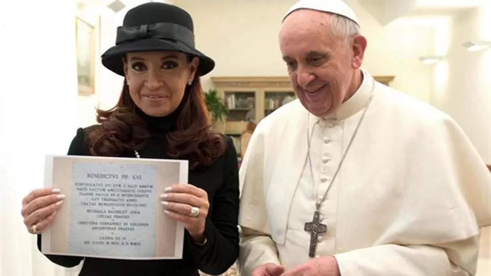 RECUERDO. Un presente de cuando las presidentas argentina y chilena visitaron el Vaticano, para el 30 aniversario de la mediación papal por el Canal de Beagle. EFE