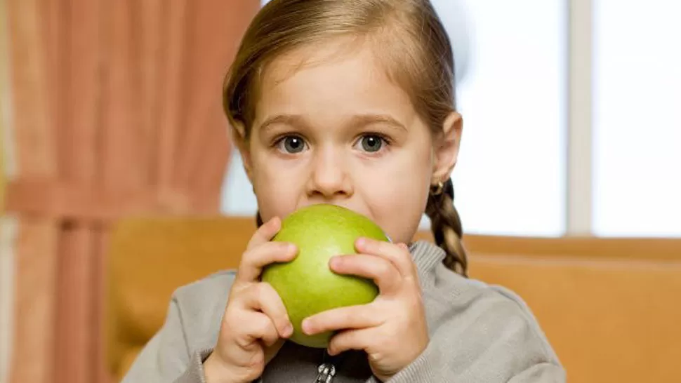 DIETA. La niña debía comer tres manzanas diarias. IMAGEN ILUSTRATIVA. FOTO TOMADA DE BELLEZA.ACTITUDFEM.COM