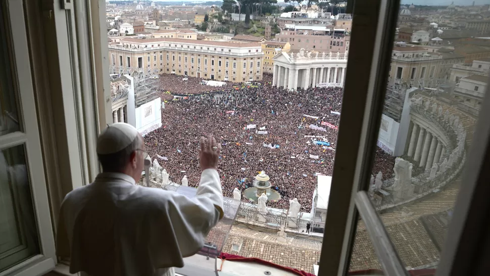 CERCA DE LOS FIELES. El Papa recorrerá la plaza San Pedro antes de comenzar el acto. REUTERS