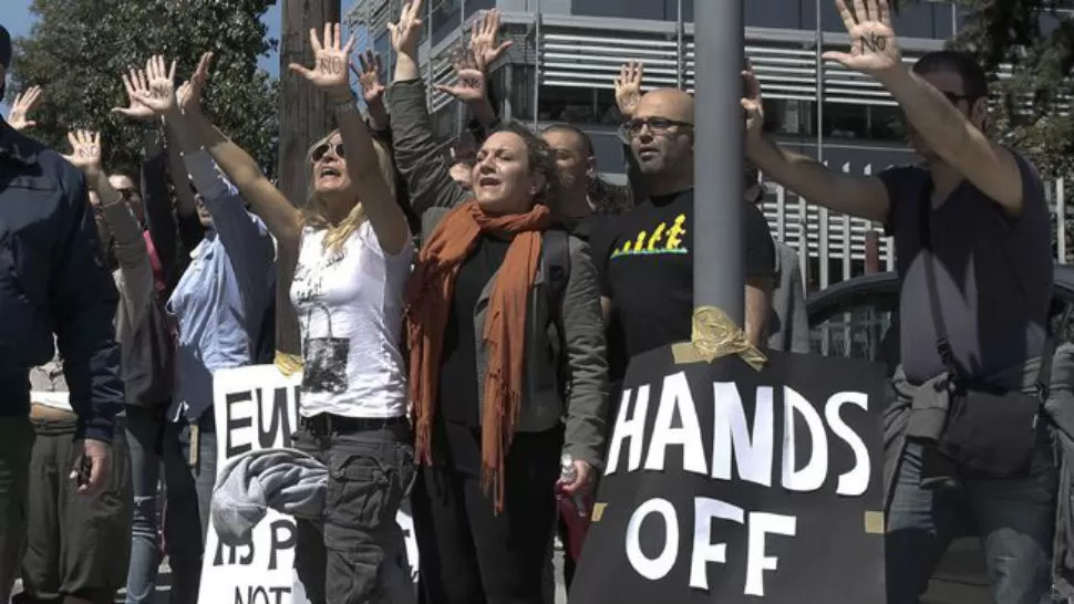 DICEN NO. Chipriotas protestan ante el corralito impuesto al país. REUTERS