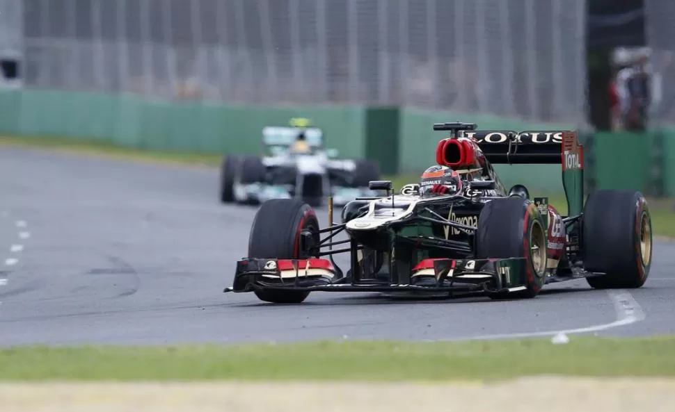 ESTRATEGIA. Kimi Raikkonen solo paró dos veces en boxes con su Lotus. 
