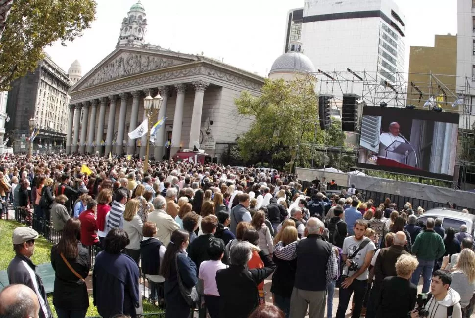 PLAZA DE MAYO. En Buenos Aires una multitud se congregó frente a la Catedral para observar la bendición de Francisco. REUTERS 