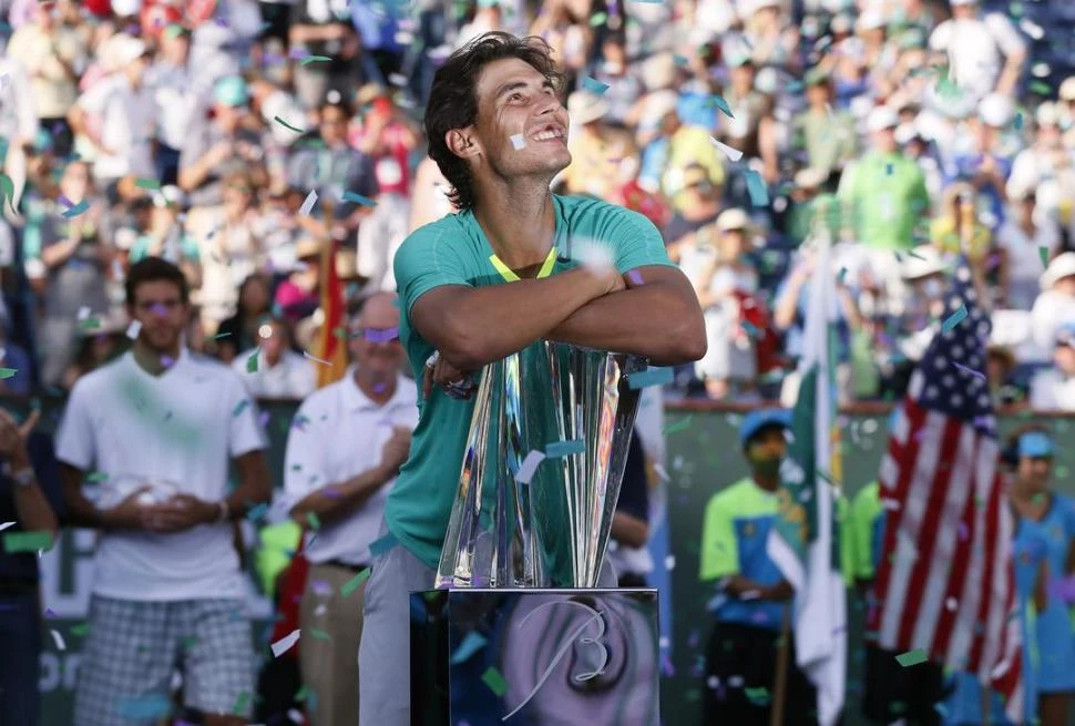 FELIZ, MUY FELIZ. Un sonriente Rafael Nadal, apoyado en el trofeo que ganó al vencer a Del Potro en la final de Indian Wells. REUTERS