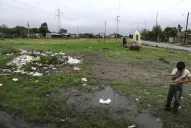 Atrapados entre cables, basura y falta de viviendas