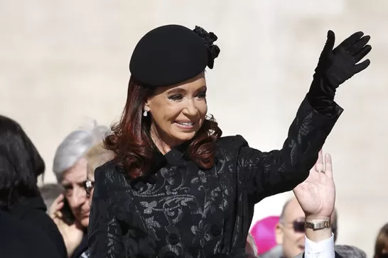 BARROCA. Cristina Fernández se destacó por su look elaborado. EFE
