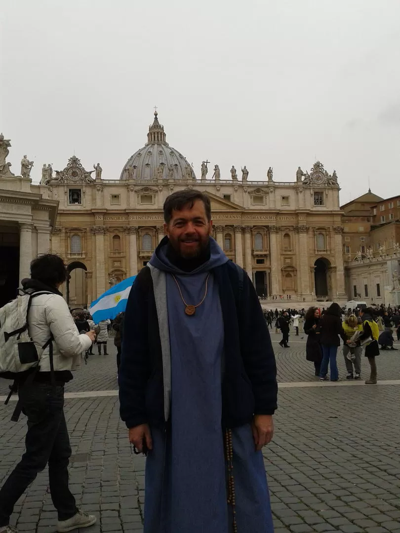 CERCA DEL PAPA. El padre Fagetti conoció a Bergoglio misionando en la Capital y ahora lo acompaña en la plaza de San Pedro. 
