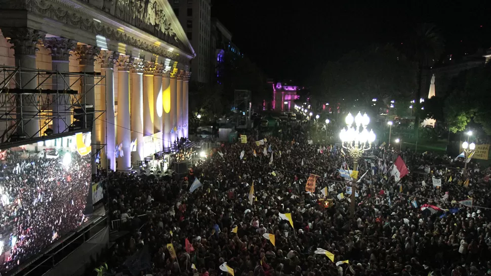 MUESTRA DE FE. La plaza de Mayo comenzó a colmarse alrededor de las 21. TELAM