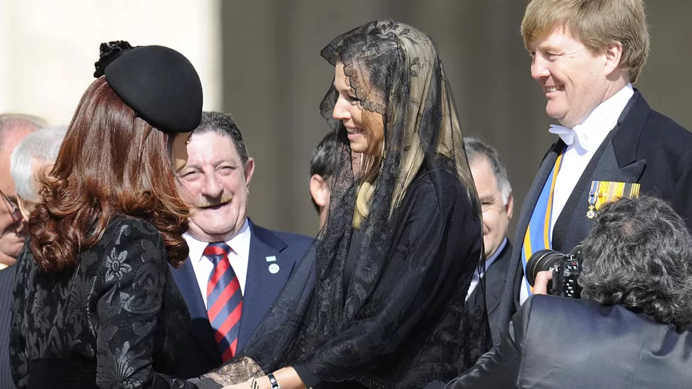 SALUDO AFECTUOSO.- Cristina se acercó al príncipe Guillermo Alejandro de Holanda y a su mujer, la argentina Máxima Zorreguieta. EFE