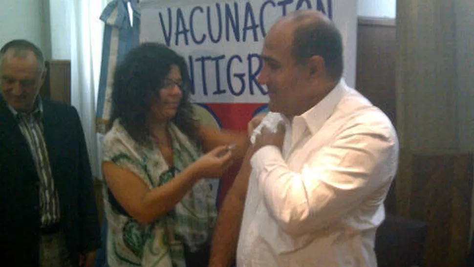 EL PRIMERO. Manzur se hizo colocar una dósis de la vacuna durante el acto. FOTO TOMADA DE TWITTER / @pyedlin