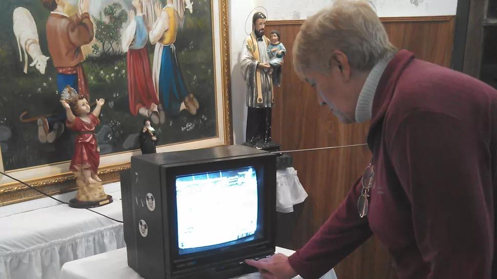 MADRUGÓN. En la capilla prepararon sillas y un televisor para esperar la asunción del Papa argentino. LA GACETA / JOSE INESTA