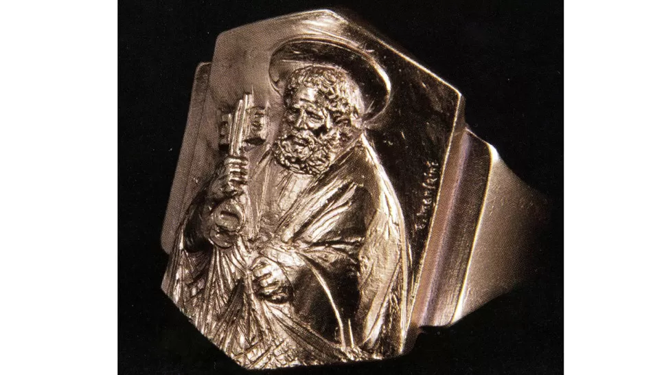 SIMBOLO. El anillo, que lleva la imagen de San Pedro, es de plata dorada. EFE