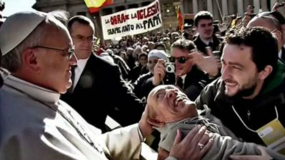 GESTO. El Papa saluda a un discapacitado durante el inicio de su pontificado. CAPTURA DE IMAGEN
