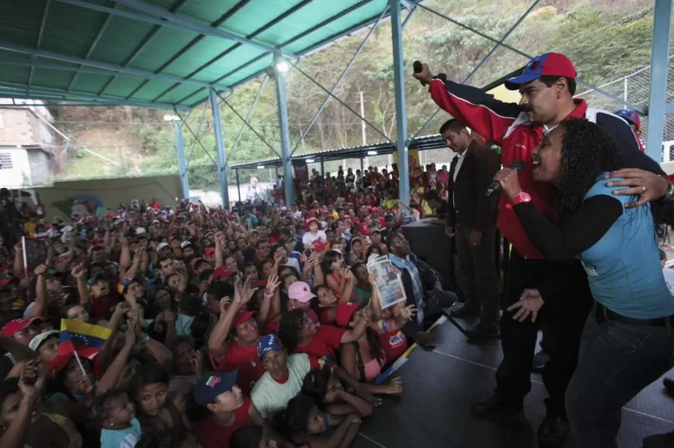 EN CAMPAÑA. El presidente interino y candidato oficialista saluda a sus partidarios en un acto, en Caracas. REUTERS