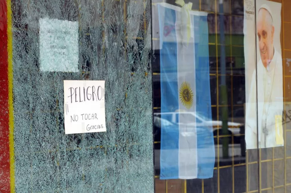 INADAPTADOS. Apedrean la fachada de Café España. LA GACETA / FOTO DE INES QUINTEROS ORIO