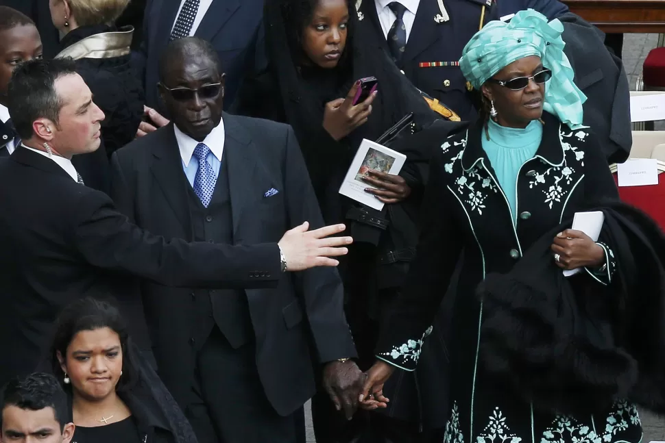SOMBRIO. El presidente de Zimbabue, Mugabe, junto a su esposa, fue el más cuestionado por la prensa internacional. REUTERS