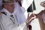 Francisco ya porta los símbolos de su era